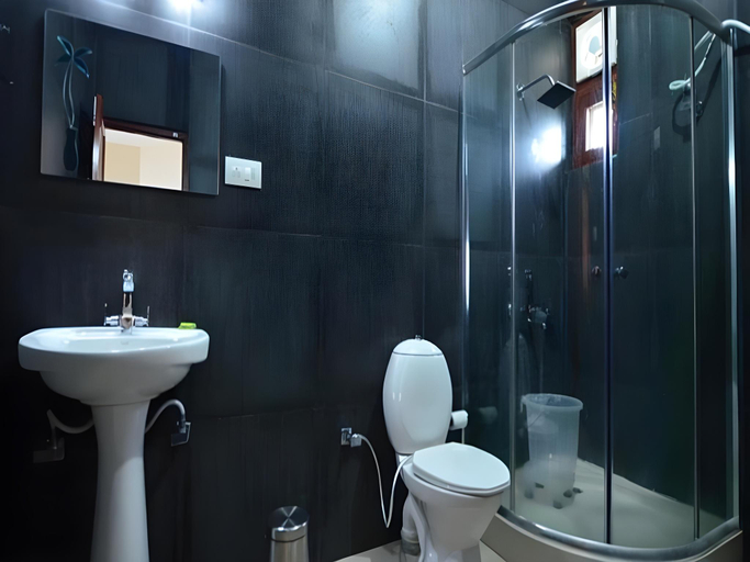 Bathroom 3, Hotel Deodar Villa, Kangra