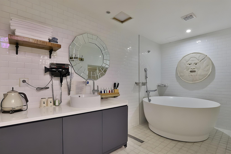 Bathroom 4, February Boutique Hotel Hwanggeum, Buk