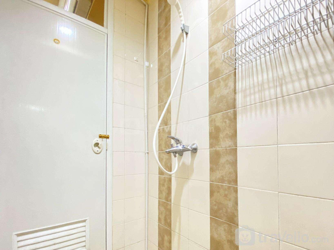 Bathroom 2, Great Choice 2BR at The Edge Bandung By Travelio, Cimahi