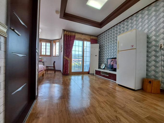 Others 4, Beljari Pension, Tongyeong