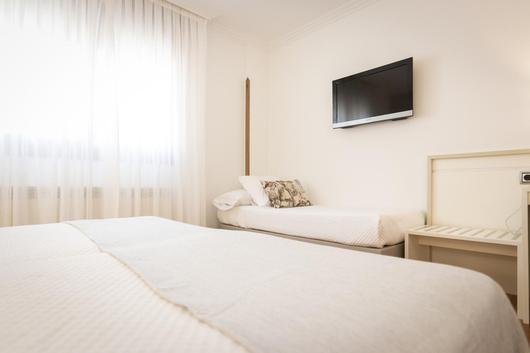 Bedroom 2, Hotel Rivera del Duero, Soria