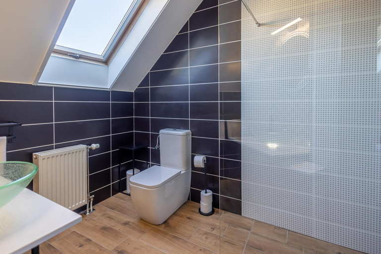 Bathroom 3, Happy Home Apartman, Miskolci