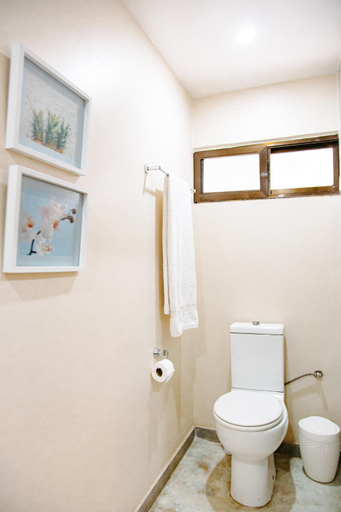 Bathroom 5, Joli Guesthouse, Maputo