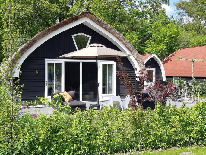 2, Holiday Home in Forest with Thatched Roof, Steenwijkerland
