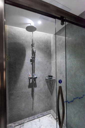 Bathroom 3, Kyriad Marvelous Hotel Weihai High-Speed Railway Station Hanlefang Store, Weihai