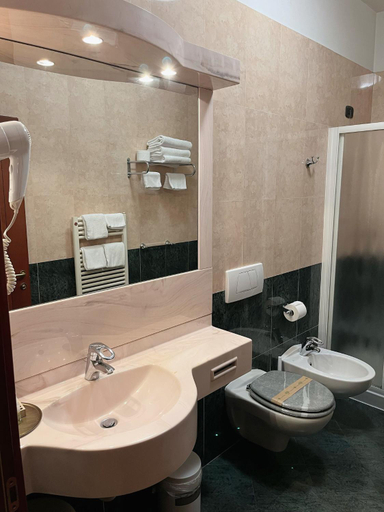 Bathroom 4, Hotel Valganna, Milano