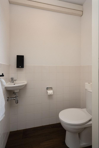 Bathroom 2, The Penthouse, The Hague