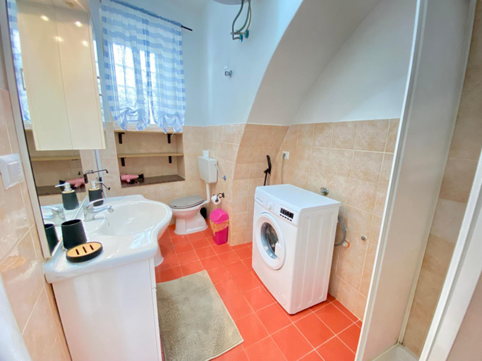 Bathroom, Bentivegna Apartments, Syracuse
