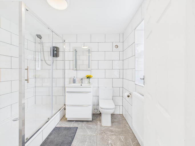Bathroom 5, Jays modern guest house, Birmingham