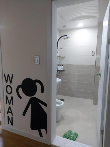 Bathroom 3, 29 Play House, Jung