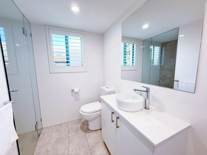 Bathroom 2, Karana Palms Resort, Gold Coast