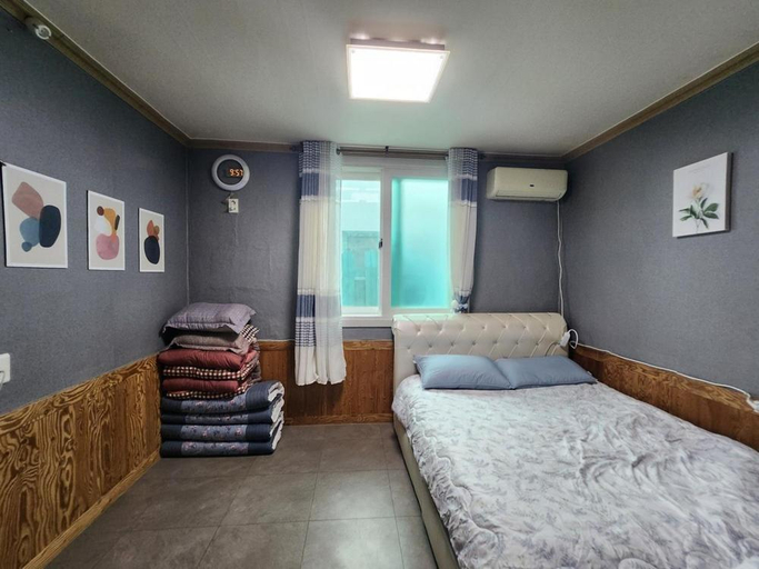 Bedroom 2, Daol Pension, Yeosu