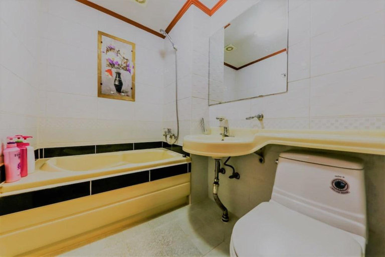 Bathroom 5, Pine Motel, Boryeong