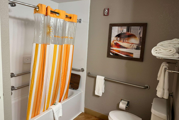 Bathroom 4, La Quinta Inn & Suites by Wyndham Bannockburn-Deerfield, Lake