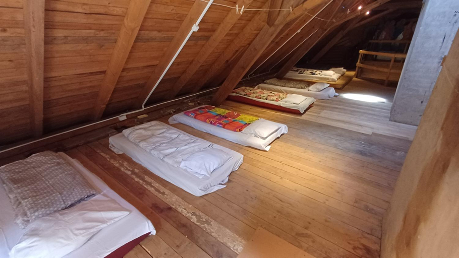 Bedroom 3, Cesta, Tábor