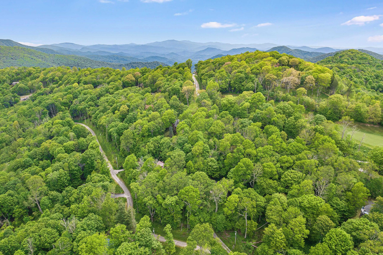 Others 5, Ash Vale by Avantstay Expansive Deck + Ping Pong + Covered Porch Blue Ridge Mountain Escape, Madison