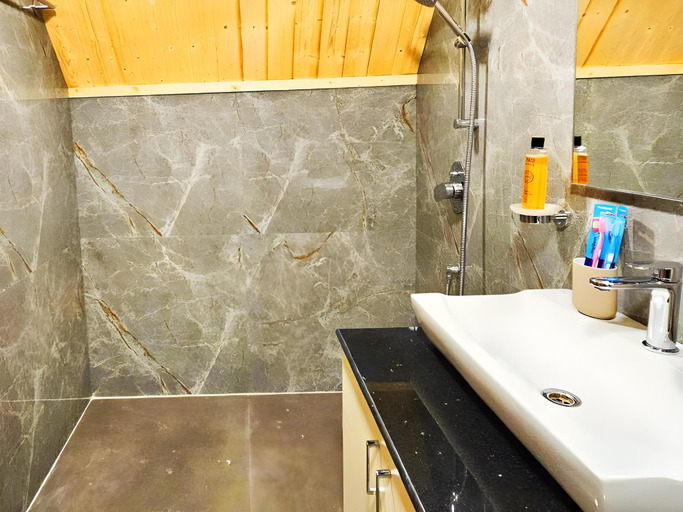 Bathroom 4, The Glampies, Tumkur