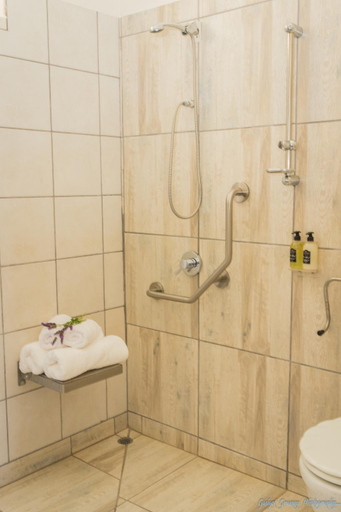 Bathroom 3, Ou Skool Guesthouse, Siyanda