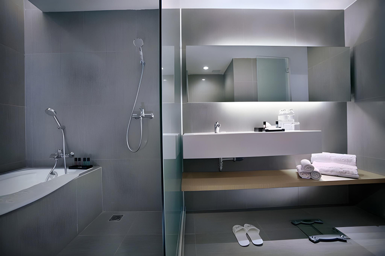 Bathroom 5, The ZHM Premiere Padang, Padang
