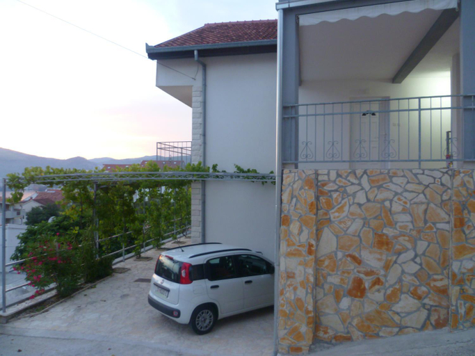 Others 3, Apartment Jana, Okrug