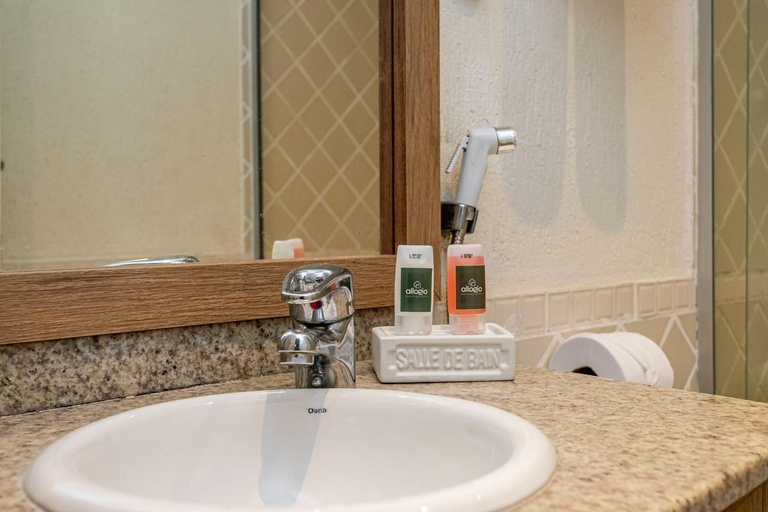 Bathroom 4, Queen Elizabeth, Rio de Janeiro