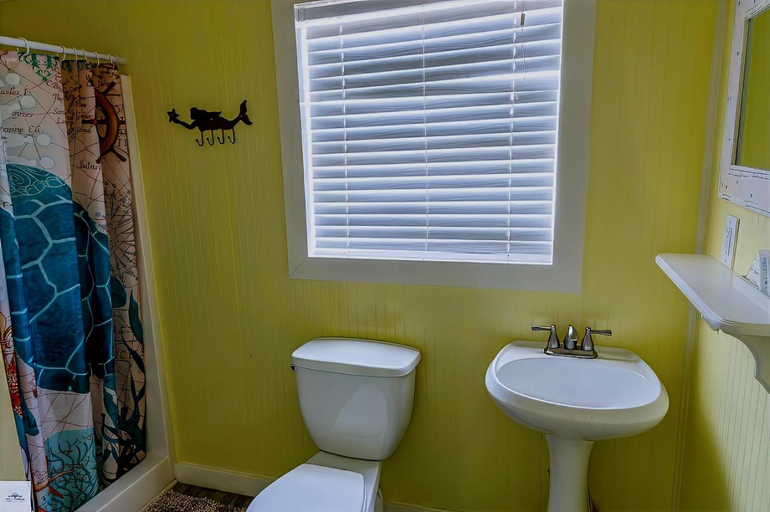 Bathroom 3, Blue Dolphin Inn and Cottages, Jefferson