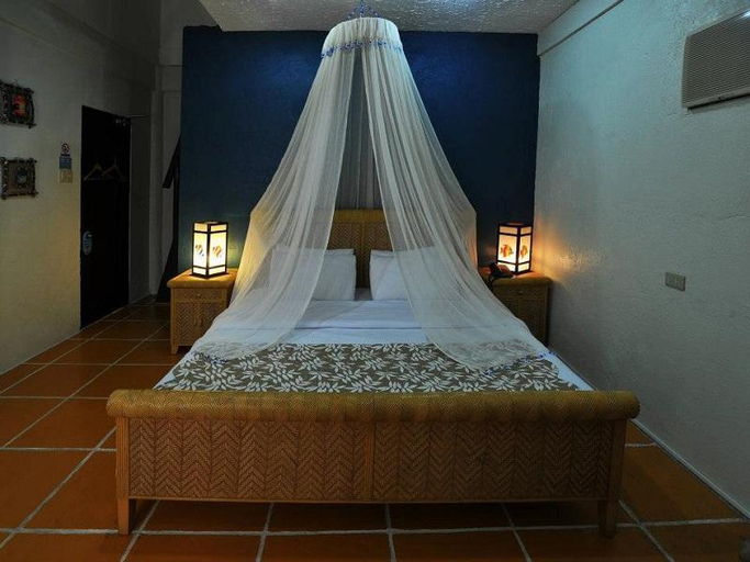 Bedroom 2, Pier Uno Dive Resort, Mabini