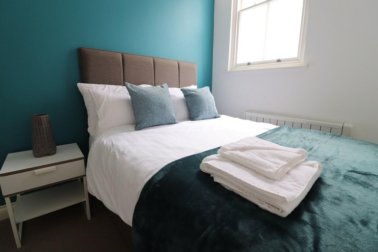 Bedroom 2, The Windsor Club Apartment, Warwickshire