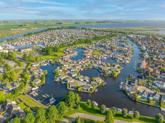 Others 5, Villa in Friesland with Jacuzzi and Sauna, Lemsterland