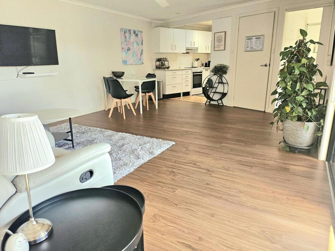 Others 3, Guest Suite in Duffy with Pool View, Canberra