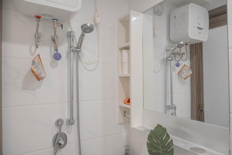 Bathroom 5, Best Choice Studio Sky House BSD By Travelio, South Tangerang