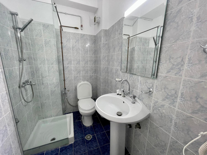 Bathroom 3, Hotel Oxhaku, Sarandës