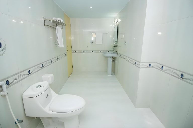 Bathroom 4, Memento Residence, Dhaka