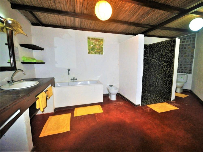 Bathroom 3, Natiora Green Lodge, Analanjirofo