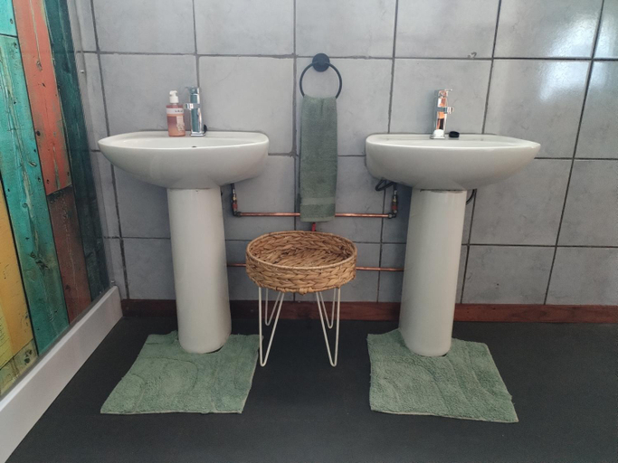 Bathroom 2, 2K City Studios Not Self catering, Ehlanzeni