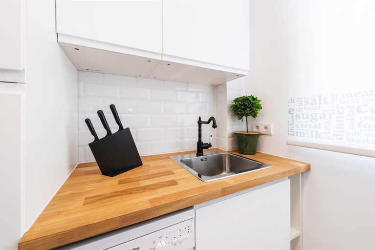 Private kitchen 3, 4pax. With 2 Bds. & 2 Bathrooms Next to Atocha Train Station, Madrid