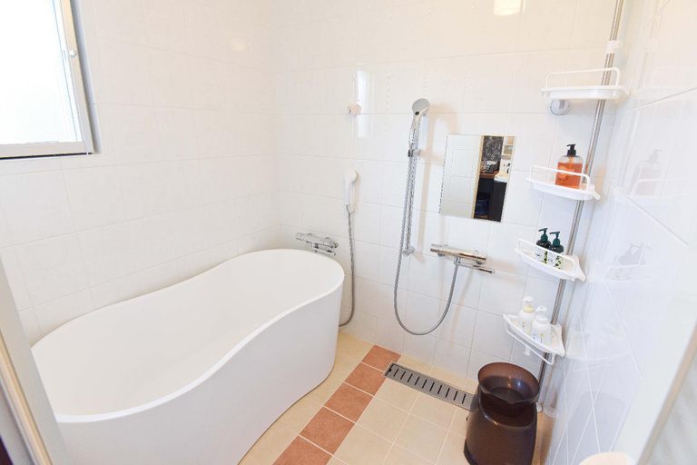 Bathroom, Seven Residence Music, Nago