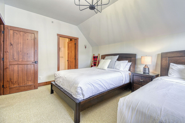 Bedroom 3, 12 Versant Soleil, Les Laurentides