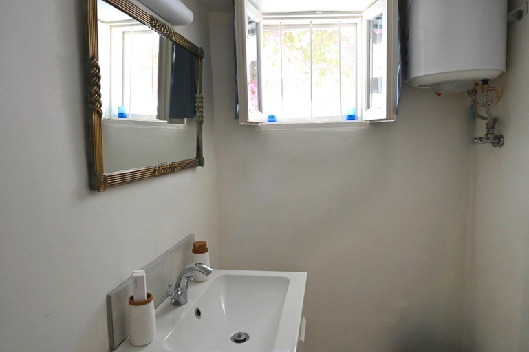 Bathroom 2, Pyrgos 3-Bed Villa Sleeps 8 with Pool and AirCon, South Aegean