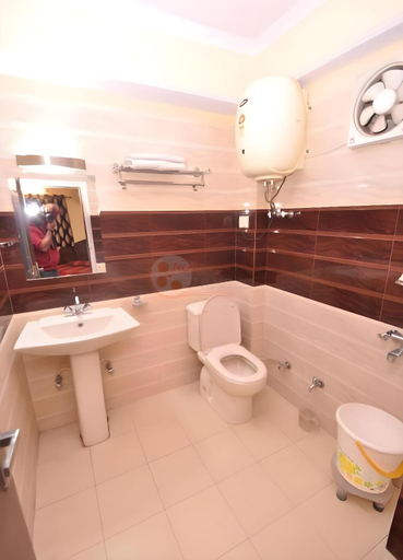 Bathroom 2, hotel sidharth regency, Shimla