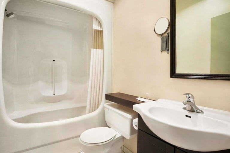 Bathroom 4, DAYS INN - STE. HELENE-DE-BAGOT, Les Maskoutains