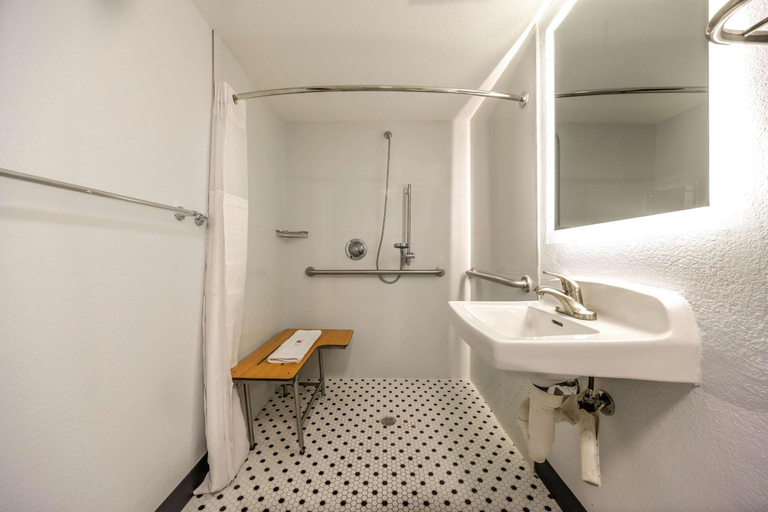 Bathroom 1, Motel 6 Fort Worth, TX - East, Fort Worth