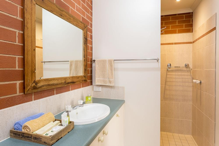 Bathroom 3, Yackandandah Motor Inn, Indigo - Pt A