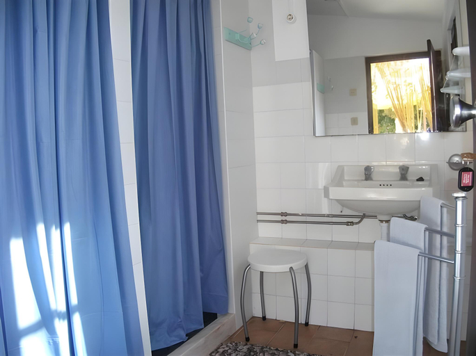 Bathroom 2, West Coast Surf Hostel, Lourinhã