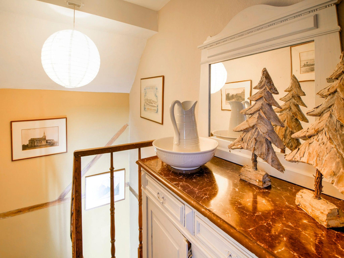 Others 5, Traditional Cottage with private terrace, Liège