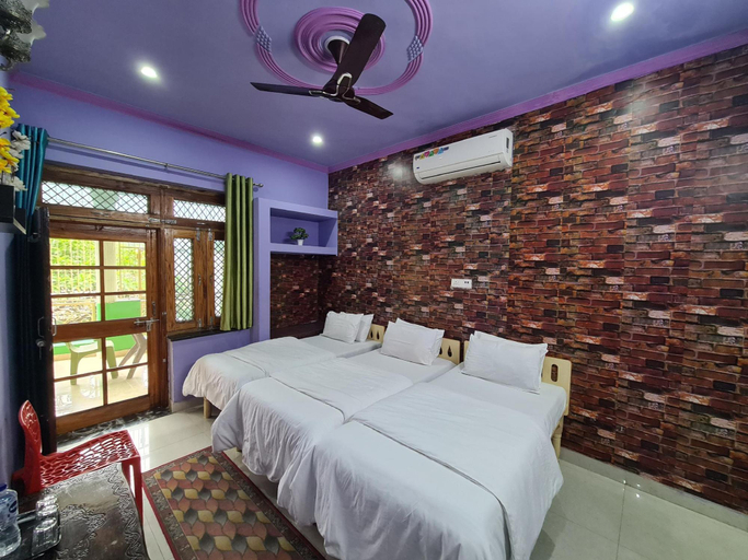 Bedroom 3, Anukampa Guest House, Agra