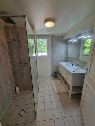 Bathroom 4, Les Chalets de SAUMUR, Piscine & Parc boise, 100m du CadreNoir, Maine-et-Loire