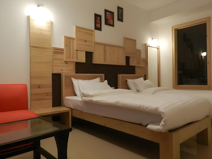 Others 2, Hotel Stonarc, Pune