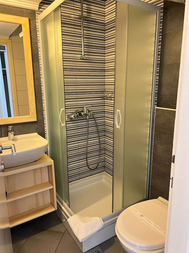 Bathroom 3, Xanadu Hotel
