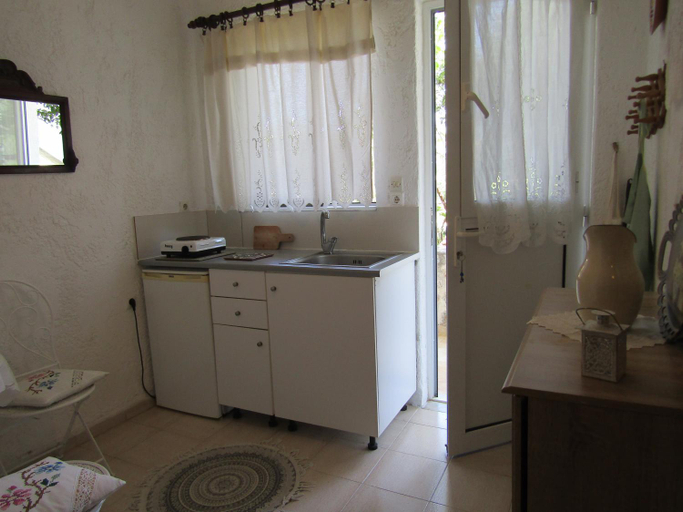 Kitchen 4, Asklipion Valley guest house, South Aegean